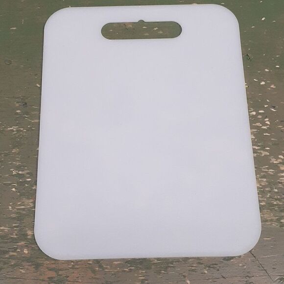 4 pc bundle; Covered fruit/veggie tray, cutting board, & set of 2 strainers - Picture 7 of 12